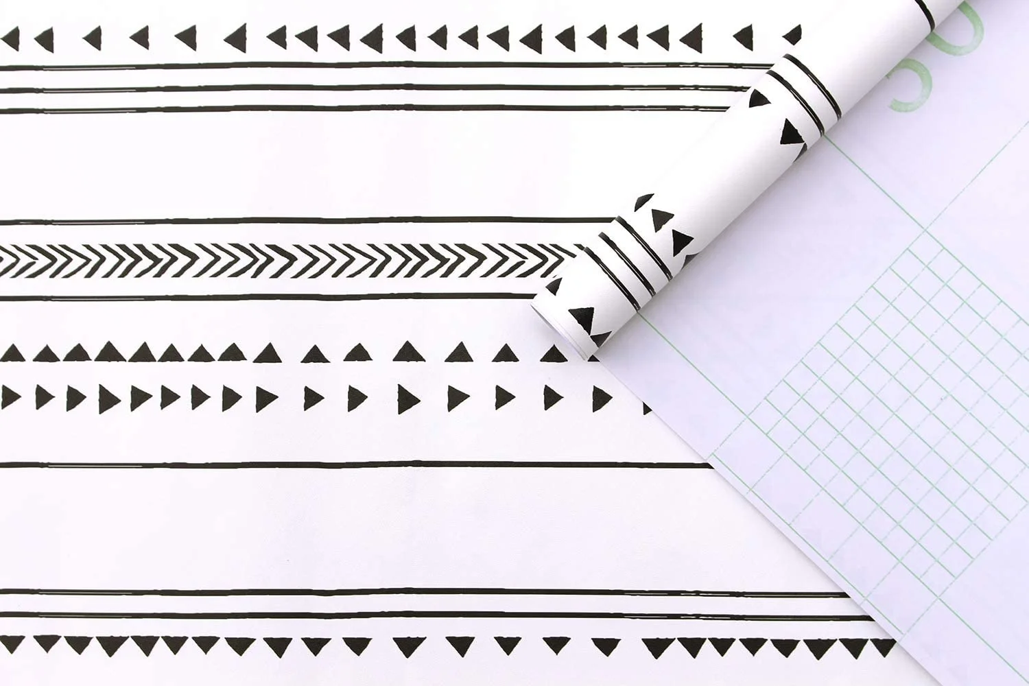 HaoHome Modern Triangle Peel and Stick Wallpaper Arrow Trellis Black White Vinyl Self Adhesive Wallcoverings for Wall Decor